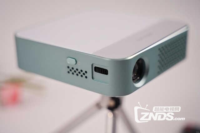 微鲸E2新品投影评测：机身精致小巧设计容易便携