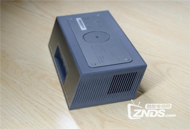 微鲸智能投影k1plus外形时尚小巧便携做工优良