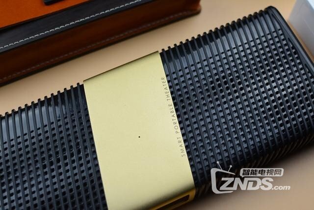 坚果睿途R8可以在出差的条件下随时作为大屏幕处理文件