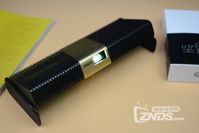 坚果睿途R8可以在出差的条件下随时作为大屏幕处理文件