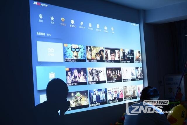 坚果睿途R8可以在出差的条件下随时作为大屏幕处理文件