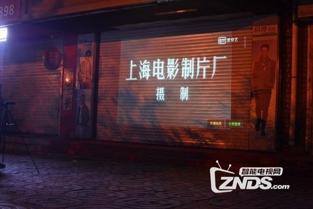 坚果睿途R8可以在出差的条件下随时作为大屏幕处理文件