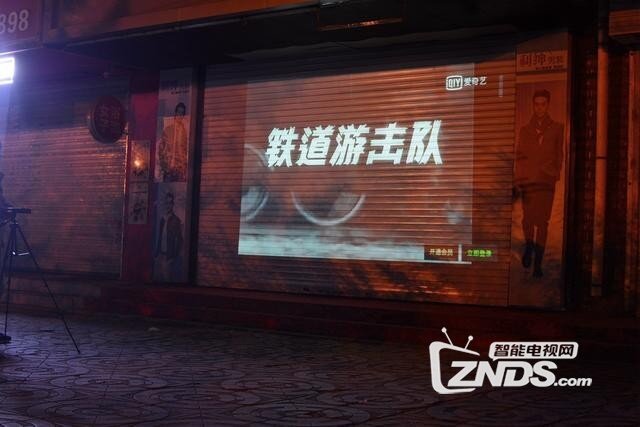 坚果睿途R8可以在出差的条件下随时作为大屏幕处理文件