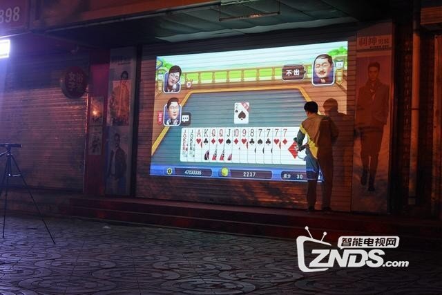 坚果睿途R8可以在出差的条件下随时作为大屏幕处理文件