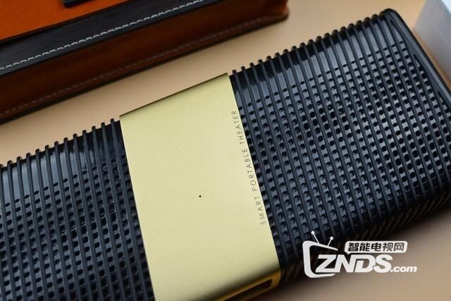 坚果R8外观设计花了不少心思 隐藏式镜头使用起来颇为方便