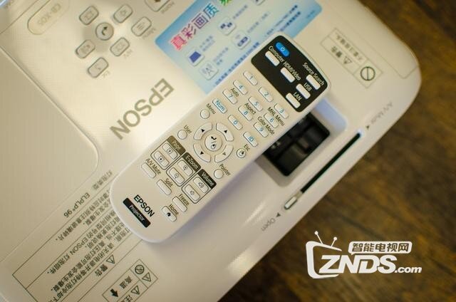 坚果L2X对比爱普生CB-X05，哪个在操作层面更顺手？