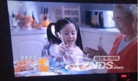 音质好画感十足的亦盾T8投影仪 让卧室变成初级小影院