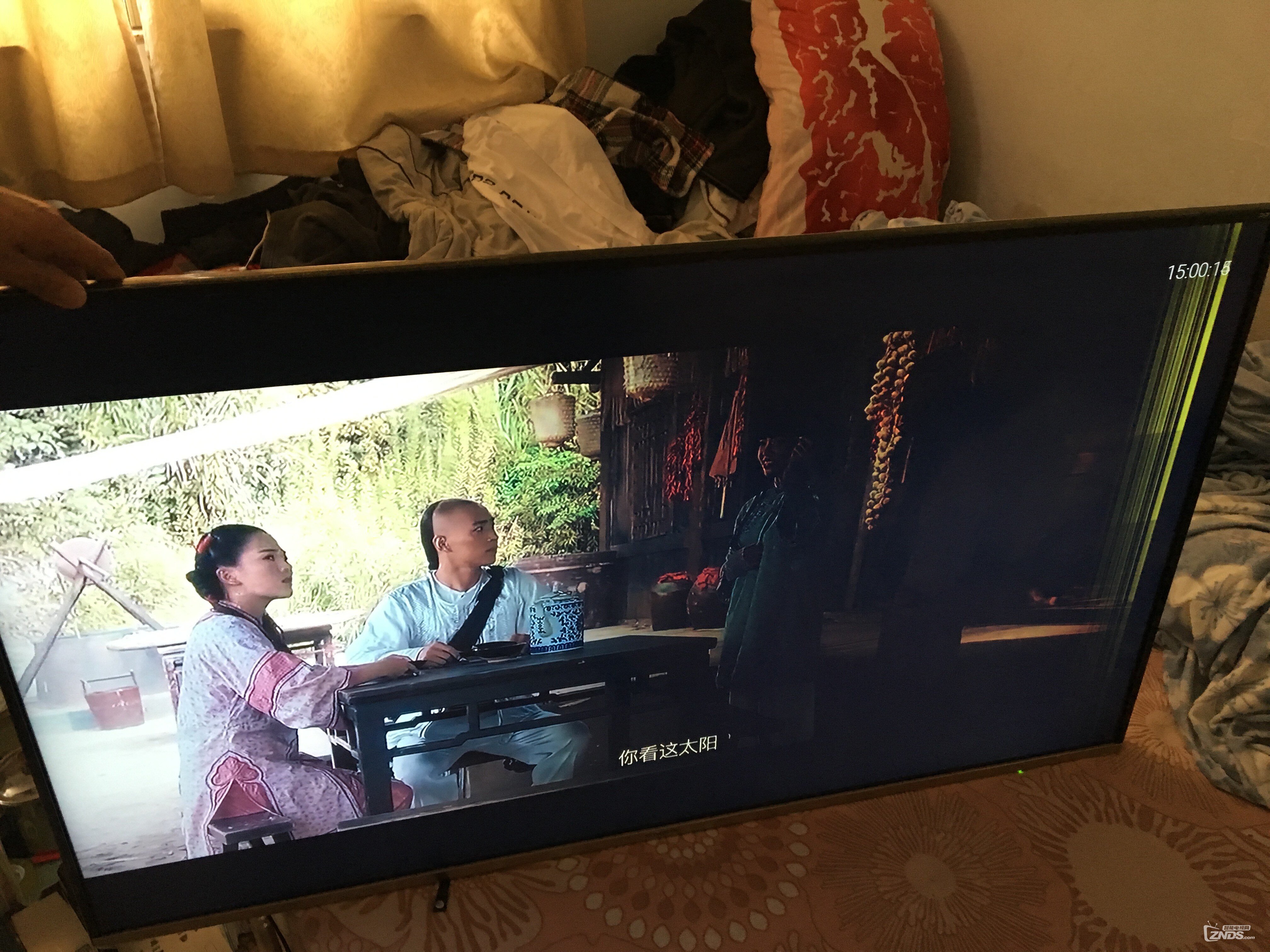 请教大神：屏幕一半亮一半暗是什么问题