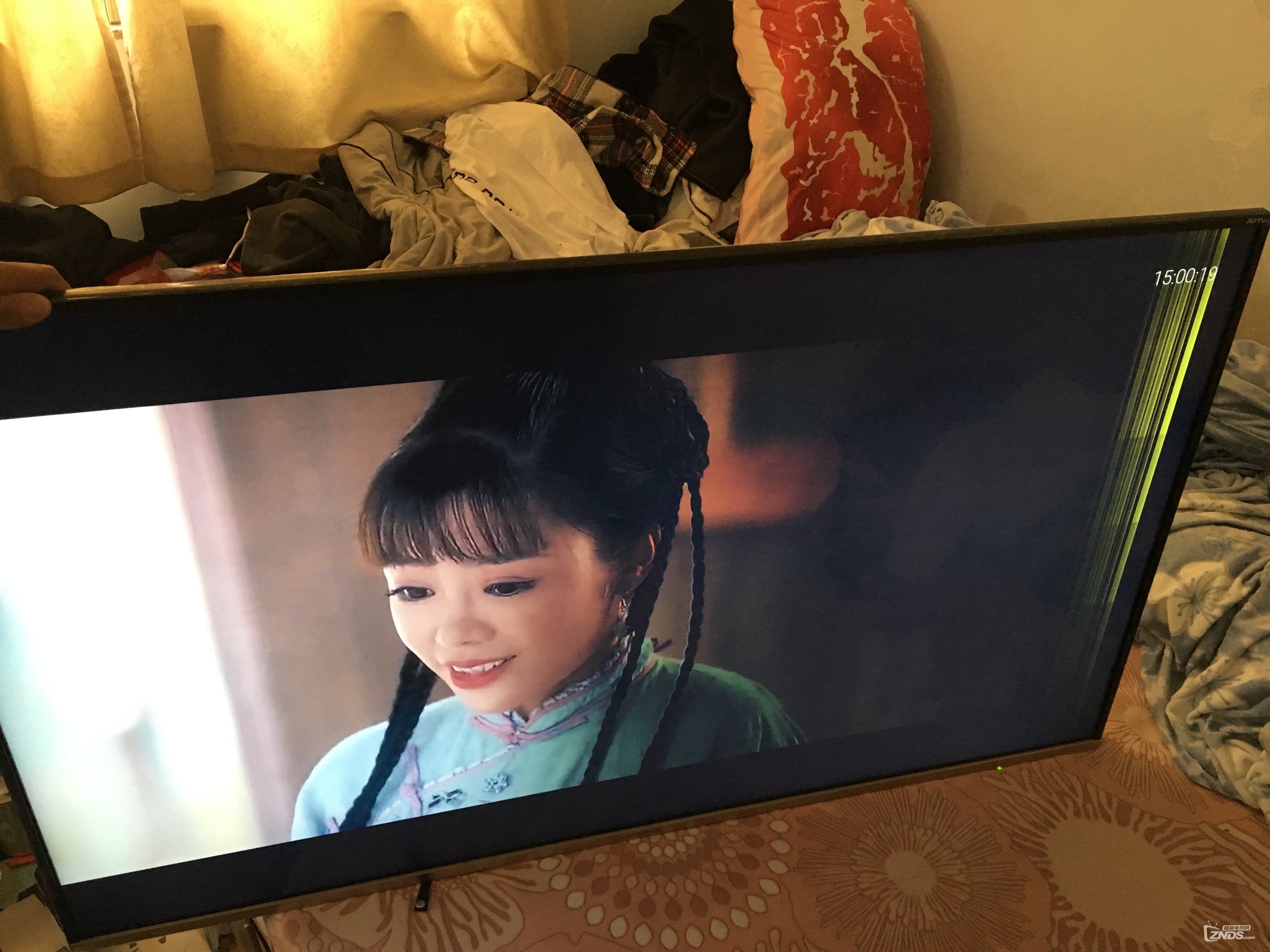 请教大神：屏幕一半亮一半暗是什么问题