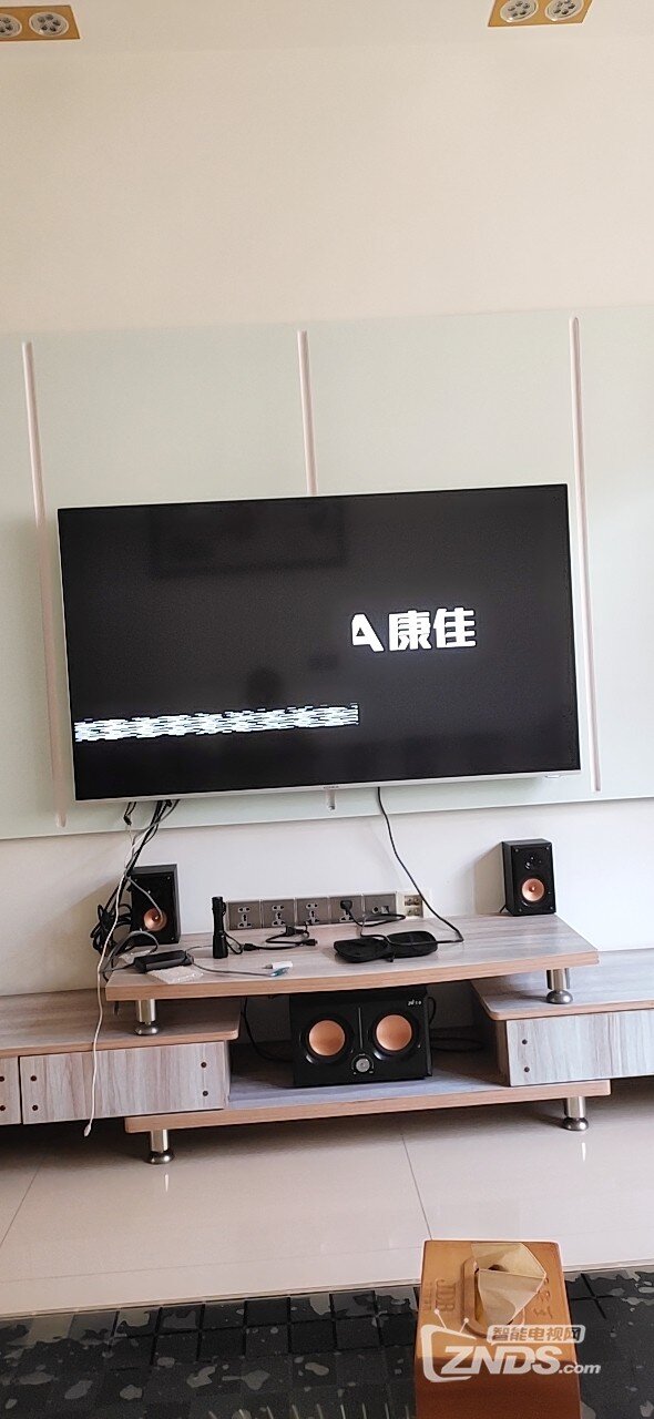 电视一直不停的循环出现各种色块是怎么回事？是在刷机...