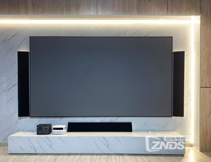 投影幕布哪种好白塑幕抗光幕布和白墙效果实测对比