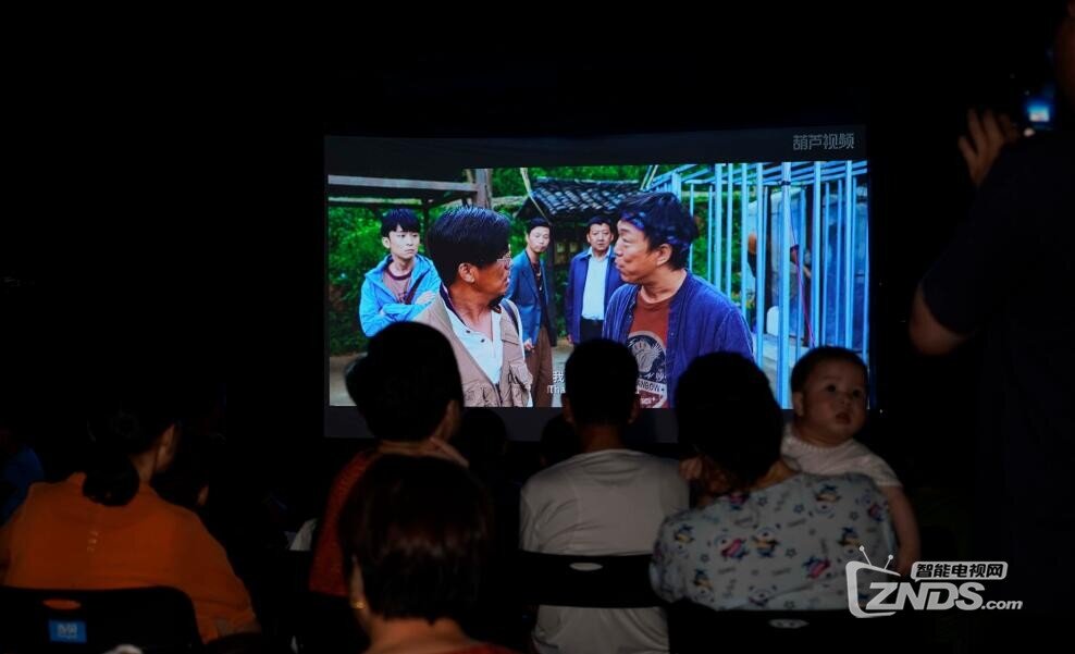 消暑公益！露天电影放映人招募计划，参与即得视频VIP月卡