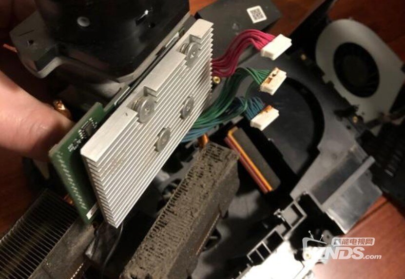 极米H1S拆机：为了降低噪音 用了三年的投影照样拆！