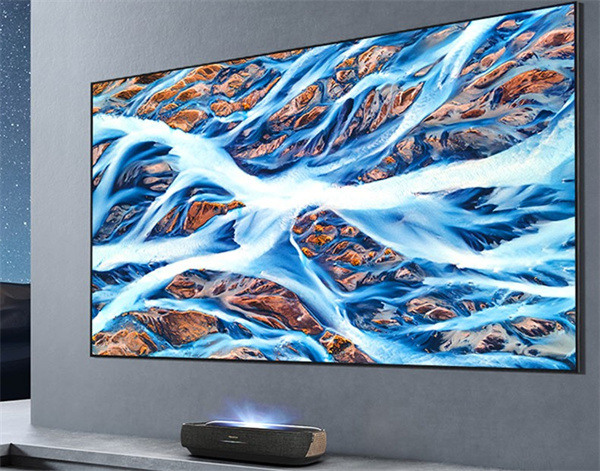 pro是首个达到电视亮度标准的激光电视,120英寸的巨幕是100英寸电视的