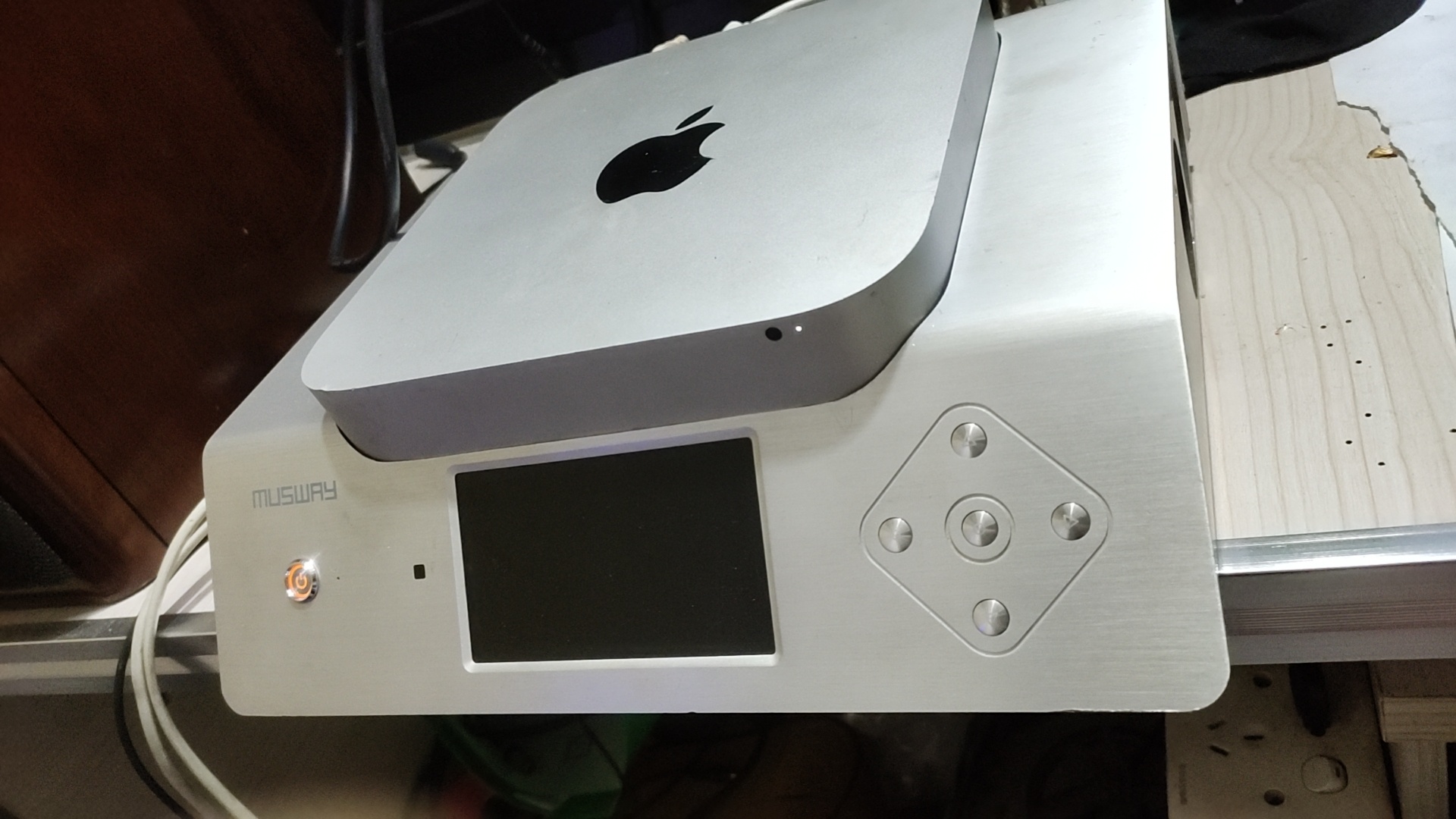 MACmini 装roonserver，下端是dac解码器硬控双并8741+8805,具有USB+同轴输入/出
