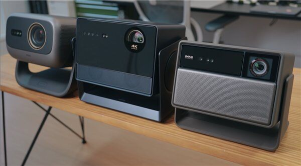 万元旗舰投影横评！当贝S7 Ultra Max打造高品质家庭影院